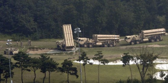경북 성주 초전면 사드기지에 배치된 사드(THAAD·고고도미사일방어체계) 발사대 옆에서 주한미군이 작업을 하고 있다. 뉴시스