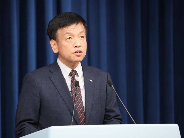 최상목 경제수석이 11일 오후 서울 용산 대통령실 청사에서 윤석열 대통령 주재로 열린 제5차 비상경제민생회의 내용에 대해 브리핑하고 있다. 연합뉴스