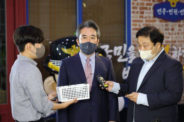 윤희근 경찰청장 후보자가 지난달 25일 서울 서대문구 경찰청에서 취재진의 질문에 답하고 있다. 연합뉴스