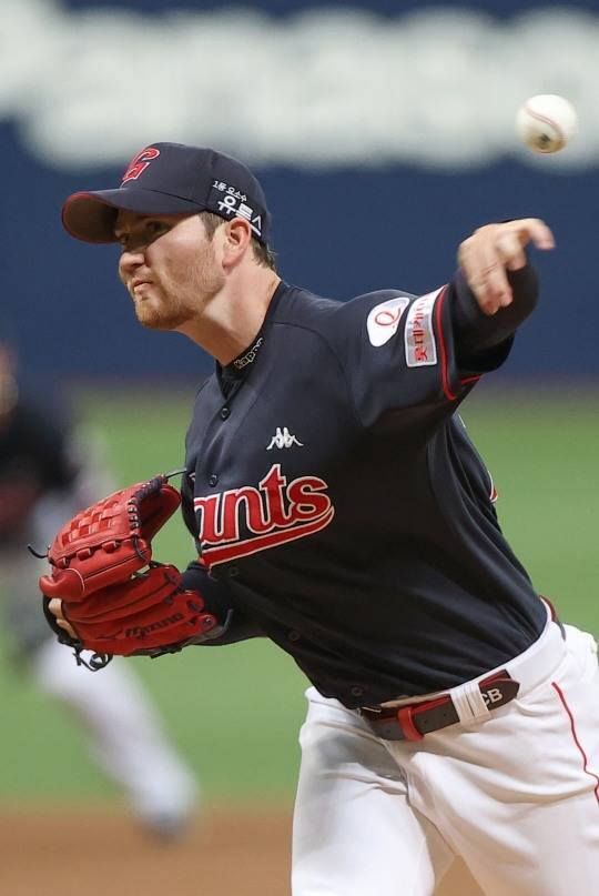 롯데의 반즈가 11일 고척 원정경기에서 8회1사까지 단 1안타만 허용하며 무실점으로 호투해 4번째 도전만에 10승 고지를 밟았다.[연합뉴스 제공]