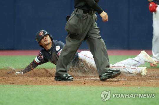 11일 서울 고척스카이돔에서 열린 2022 프로야구 KBO리그 롯데 자이언츠와 키움 히어로즈의 경기. 8회초 2사 3루 롯데 한동희 타석 때 3루주자 신용수가 도루로 득점에 성공하고 있다.[연합뉴스]