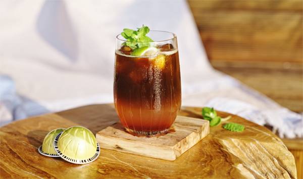 네스프레소가 올여름 처음으로 선보인 아이스 전용 시즌 한정 제품인 `이그조틱 리미냐 오버 아이스`(버츄오). 커피에 산뜻한 라임향과 민트향이 더해져 상쾌한 여운을 주는 아이스 커피 블렌드다.