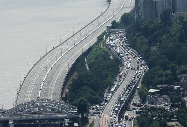 지난 10일 오전 서울 올림픽대로 가양대교~원효대교 구간(왼쪽)이 교통 통제되고 있다. [사진 출처 = 연합뉴스]