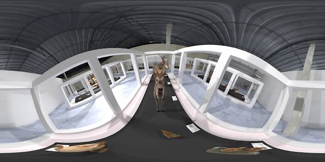 이영주, 〈환영〉, 2022, 도자 가면들, 변형된 가상현실 헤드셋, 금속 스탠드, 의자, VR 비디오, 가변 크기, 3분 50초 [사진 제공 = 아르코미술관]