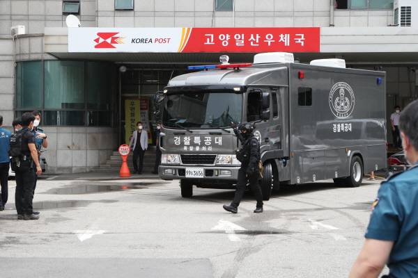 11일 경기도 고양시 일산우체국에서 경찰특공대 차량이 이동하고 있다. [사진 출처 = 연합뉴스]