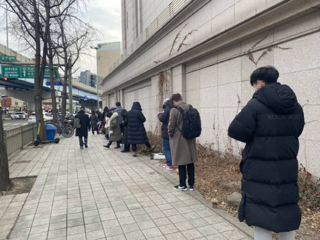 현대백화점이 VIP 고객을 대상으로 '우선 예약 서비스'를 도입했다. 사진은 올해 2월 현대백화점 압구정 본점 앞에 명품 브랜드 입장 대기줄이 늘어선 모습. [이하린 기자]