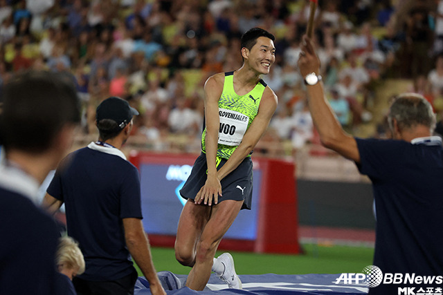 우상혁이 2022 국제육상경기연맹 ‘다이아몬드 리그’ 10차전 높이뛰기 경기에서 바를 넘지 못하자 아쉬워하고 있다. 사진(모나코)=AFPBBNews=News1