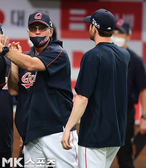 서튼 롯데 감독이 11일 고척 키움전 승리 후 반즈와 야수들의 활약을 칭찬했다. 사진(고척 서울)=김재현 기자