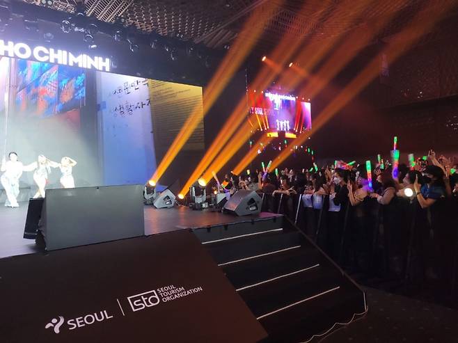 지난 2일 오후 베트남 호찌민 젬센터(Gem Center)에서 열린 '마이 소울 서울'(My Soul Seoul) 행사에 참여한 베트남 관객들이 환호성을 지르고 있다./사진=기성훈 기자