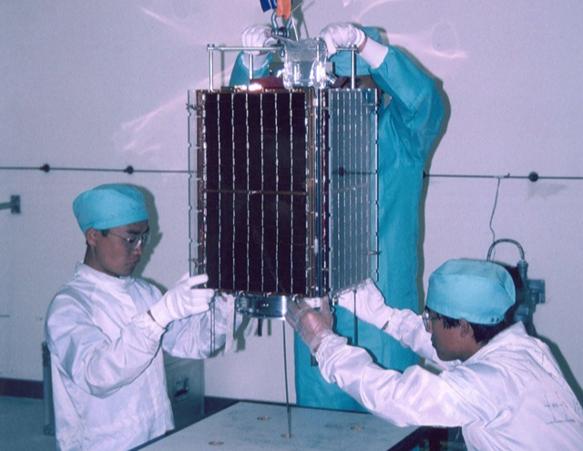 우리나라 최초의 인공위성 '우리별 1호'를 제작하고 있는 당시 KAIST(한국과학기술원) 연구원들. / 사진제공=KAIST(한국과학기술원)