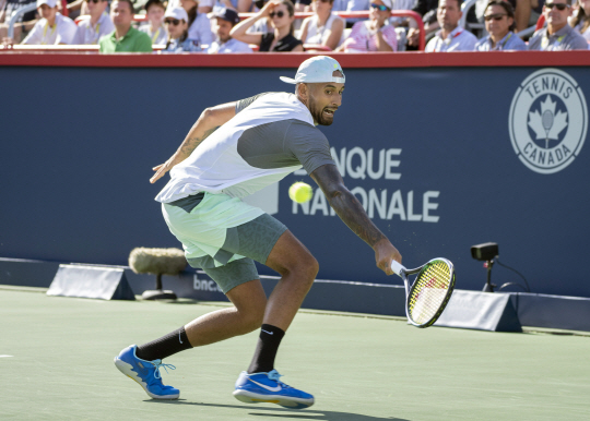 호주의 닉 키리오스가 11일(한국시간) 캐나다 몬트리올에서 열린 ATP투어 내셔널뱅크 오픈 단식 2회전에서 리턴샷을 시도하고 있다. AP뉴시스