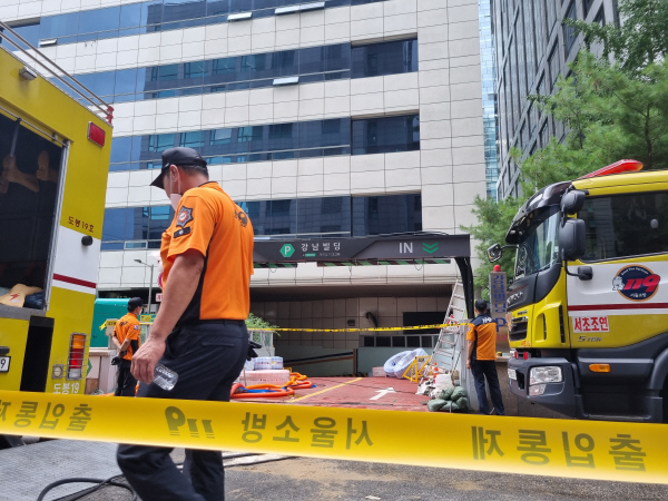 지난 8일 폭우에 휩쓸려 실종됐던 남성이 사흘 만에 숨진 채 발견된 서울 서초구 강남빌딩. 뉴시스