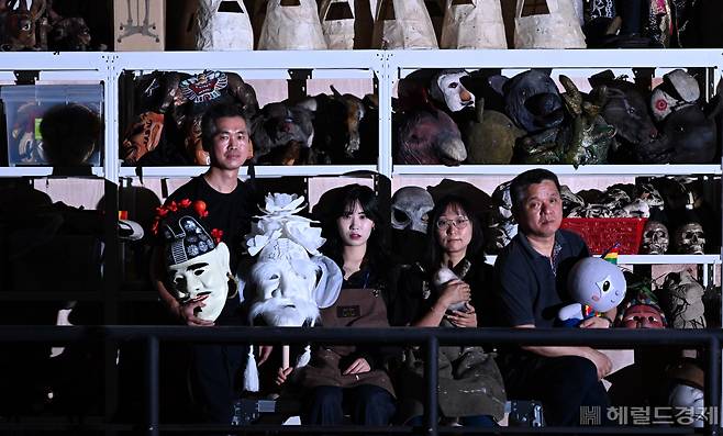 국립극장 소품실은 네 명의 ‘소품 어벤저스’가 만들었다. 정복모 실장(왼쪽)을 필두로 윤지현·박현이·채수형 씨가 ‘일당백’ 역할을 하고 있다. 임세준 기자