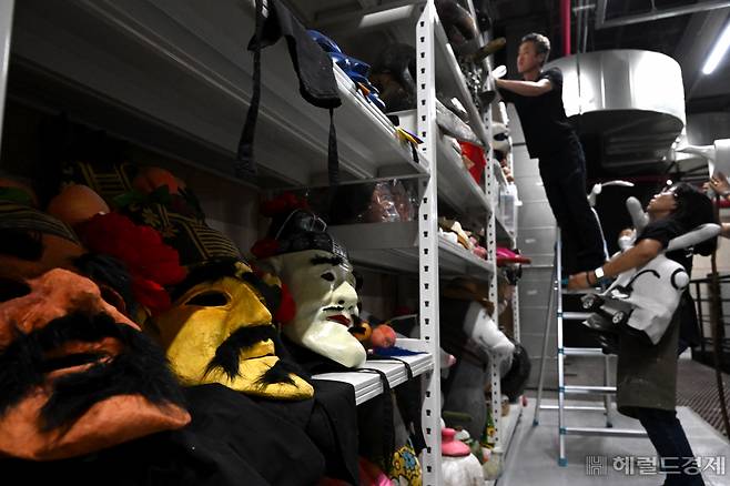 1993년 소품실에 입사해 무려 9명의 극장장과 함께 한 ‘터줏대감’ 정복모 실장은 “소품실에서 하는 일은 다른 파트에는 맡길 수 없어 제작부터 마무리까지 모두 이곳에서 진행한다”며 “소품의 질을 고려해 내부에서 모두 하고 있다”고 말했다.임세준 기자