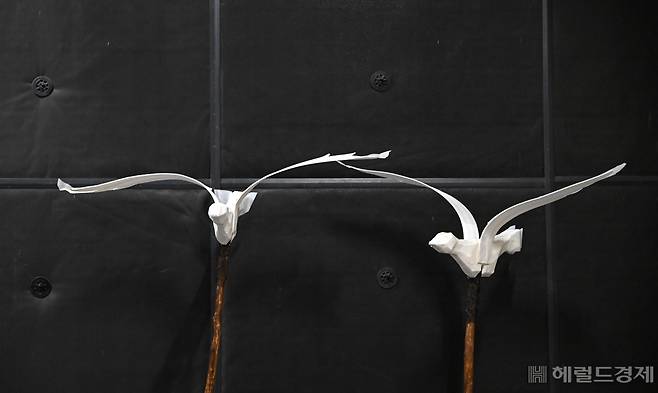 국립창극단 ‘리어’ 속 갈매기 솟대. 임세준 기자