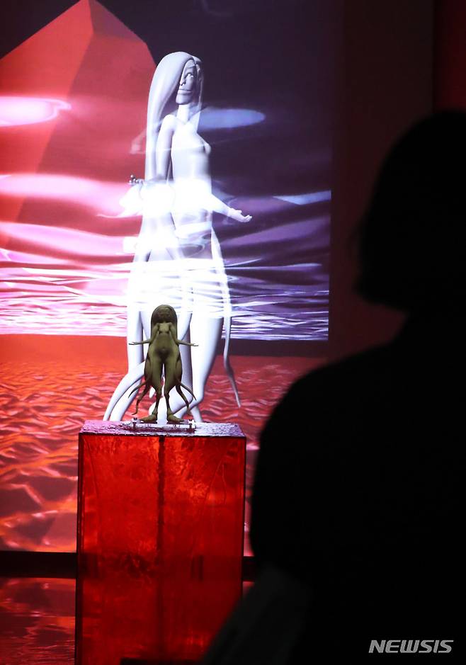 [서울=뉴시스] 추상철 기자 = 2022 아르코미술관 융복합 예술 페스티벌 '땅속 그물 이야기' 전시회 기자간담회가 열린 11일 오전 서울 종로구 아르코미술관에서  3D프린팅을 통한 조각작품이 전시돼 있다. 모레신 알라야리의 '미지의 것을 보는 그녀: 아이샤 콴디샤'. 2022.08.11. scchoo@newsis.com