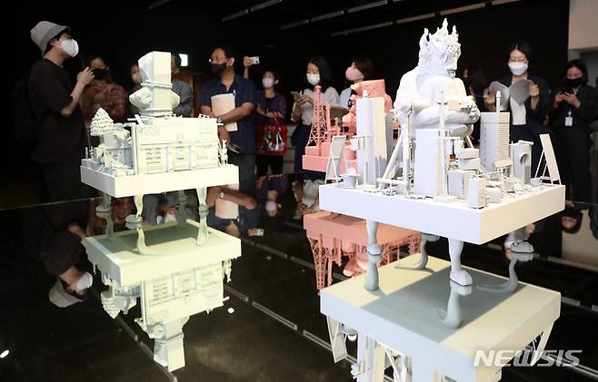 [서울=뉴시스] 추상철 기자 = 2022 아르코미술관 융복합 예술 페스티벌 '땅속 그물 이야기' 전시회 기자간담회가 열린 11일 오전 서울 종로구 아르코미술관에서 참석자들이 전시 작품 설명을 듣고 있다. 2022.08.11. scchoo@newsis.com