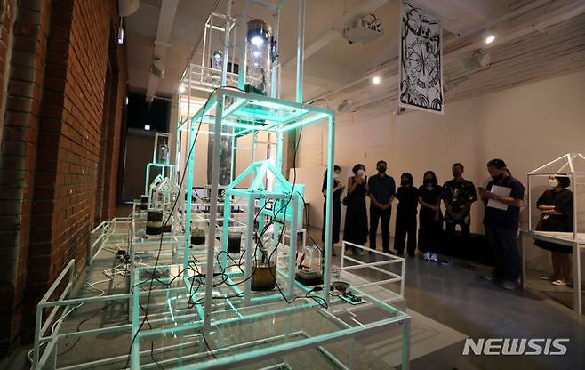 [서울=뉴시스] 추상철 기자 = 2022 아르코미술관 융복합 예술 페스티벌 '땅속 그물 이야기' 전시회 기자간담회가 열린 11일 오전 서울 종로구 아르코미술관에서 참석자들이 전시 작품 설명을 듣고 있다. 혼프의 '잉선'. 2022.08.11. scchoo@newsis.com