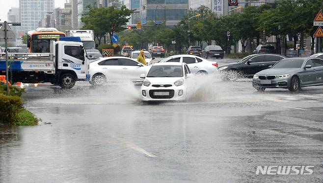 [군산=뉴시스] 김얼 기자 = 전북 군산시 전역에 집중호우가 쏟아져 내린 11일 군산시 수송동 남북로 사거리가 빗물에 잠겨 있다. 2022.08.11. pmkeul@newsis.com