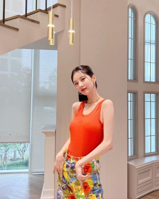 Group Girls Generation member Seohyun boasted mature beauty.Seohyun posted several photos on his SNS on the 11th.In the photo, Seohyun poses in a colorful costume; Seohyun boasts a slender figure in colorful pants with parrots and an orange sleeveless T-shirt.With mature visuals, he showed off his more beautiful beauty, and he showed a slim figure without any hesitation and created a model-like atmosphere.Seohyun recently made a full comeback to mark the 15th anniversary of Girls Generations debut.seohyun SNS