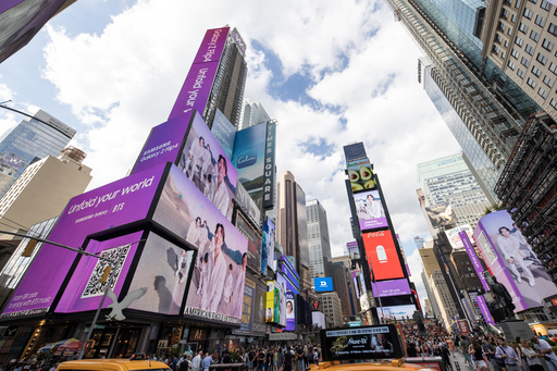 삼성전자의 모바일 신제품 공개 행사인 ‘갤럭시 언팩 2022’가 열린 10일(현지시간) 미국 뉴욕 타임스스퀘어의 15개 스크린에서 삼성전자와 방탄소년단(BTS)이 함께 제작한 홍보 영상인 ‘갤럭시 Z 플립4 × BTS’가 동시에 상영되고 있다. 뮤직비디오 형식으로 제작된 해당 영상은 ‘갤럭시 Z 플립4 × BTS’ 영상 두 편과 갤럭시 Z 플립4 광고가 묶인 약 10분 분량의 영상으로 1시간 동안 반복 상영됐다. 삼성전자 제공