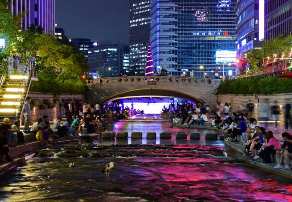 모전교와 청계광장 일대 야경.