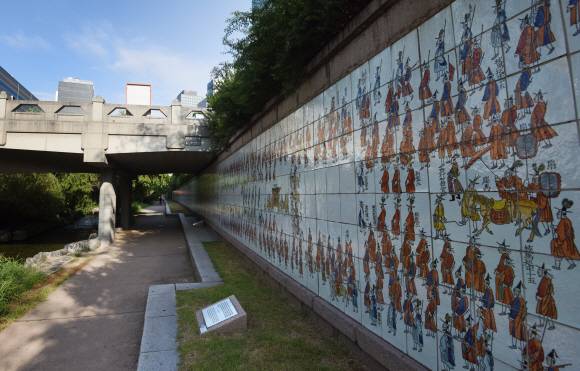 정조대왕 능행 반차도. 김홍도의 그림을 바탕으로 도자 타일로 제작했다.
