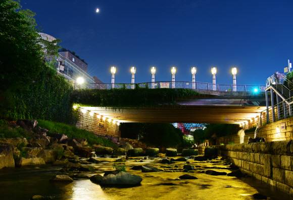 단종과 어린 아내 정순왕후가 생이별했던 영도교.