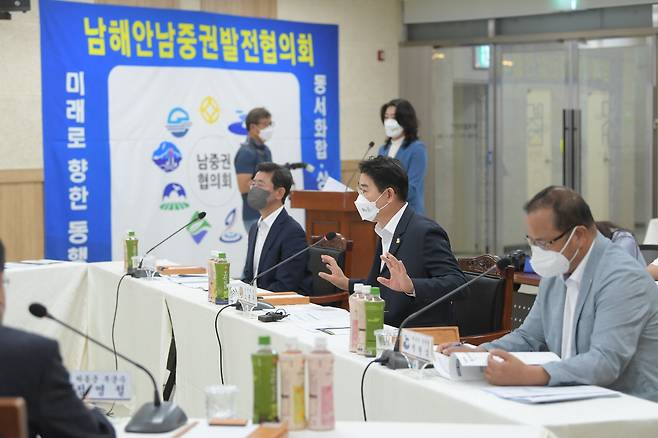 노관규 순천시장이 남해안남중권협의회에서 경전선 전철화 사업의 심각성을 설명하고 있다.