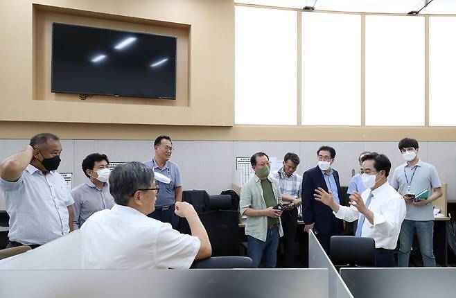 김동연 지사가 11일 오후 예정에 없이 도청 내 기자실을 찾아 국무회의 배석 문제와 관련한 기자들의 질문에 답하고 있다.  경기도 제공