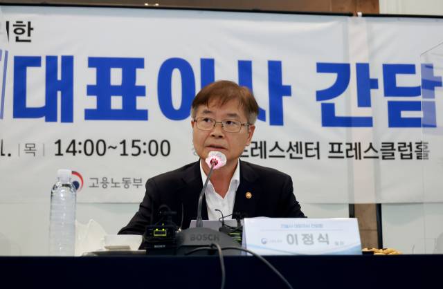 이정식 고용노동부 장관이 11일 오후 서울 중구 한국프레스센터에서 최근 사망사고가 발생한 건설사의 대표이사들과 간담회를 하고 있다. 연합뉴스