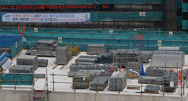 지난달 11일 서울 강남구 반포 원베일리 건축 현장에 자재들이 쌓여 있다. 오승현 기자