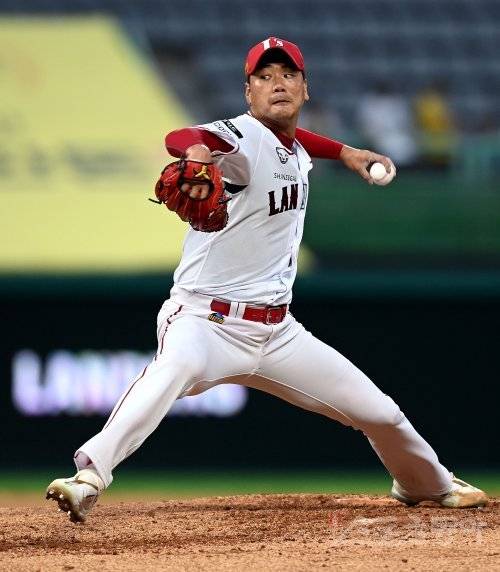 10일 인천 SSG 랜더스필드에서 ‘2022 신한은행 SOL KBO리그‘ SSG 랜더스와 kt 위즈의 경기가 열렸다. SSG 선발투수 김광현이 힘차게 볼을 던지고 있다. 인천 | 김민성 기자 marineboy@donga.com