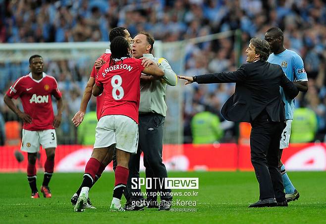 ▲ '맨체스터 더비'에서 맞붙었던 리오 퍼디난드와 마리오 발로텔리