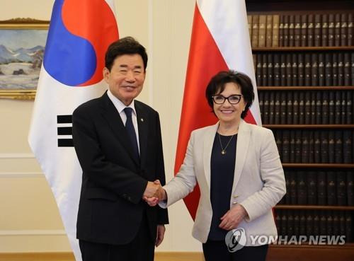 김진표 국회의장, 폴란드 하원의장과 회담     (바르샤바=연합뉴스) 김진표 국회의장은 5일(현지시간) 바르샤바의 폴란드 국회의사당을 방문해 엘쥐비에타 비테크 하원의장(오른쪽)과 회담하고 방산, 원전 등 세일즈 외교를 펼쳤다. 2022.8.6 [국회의장실 제공. 재판매 및 DB금지]
    photo@yna.co.kr