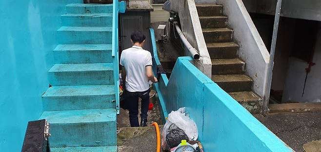 김순이 할머니의 반지하 집 입구  (경기 광주=연합뉴스) 이우성 기자 = 8일부터 수도권을 강타한 기록적인 폭우로 경기 광주시 경안동 2층짜리 다세대주택에서 반지하에 사는 김순이(82) 할머니는 속수무책으로 들이닥친 빗물에 침수피해를 봤다. 집 입구가 골목길 지대보다 1ｍ가량 낮아 피해가 더 컸다.
    gaonnri@yna.co.kr