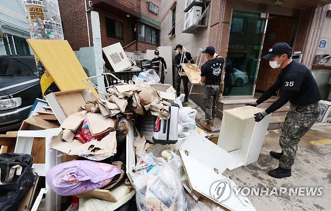 수해 복구 작업 지원 나선 수방사 장병들 (서울=연합뉴스) 김인철 기자 = 10일 오후 서울 관악구 신사동 일대에서 수도방위사령부 장병들이 침수가구 집기류 정리 및 폐기물 등을 처리하고 있다. 2022.8.10 yatoya@yna.co.kr