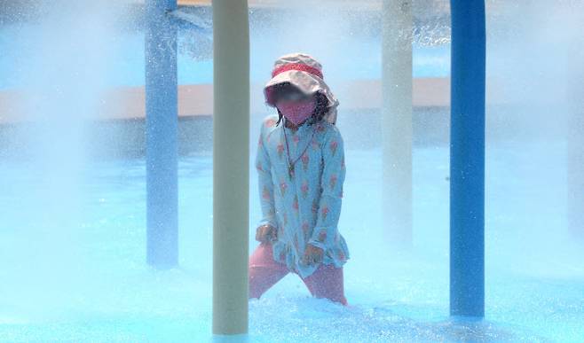 지난달 27일 전북 임실군 전라북도 119안전체험관을 방문한 어린이가 물놀이를 즐기며 더위를 식히고 있다. (사진=뉴시스)