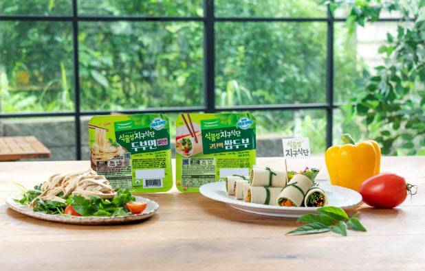 풀무원 ‘식물성 지구식단 두부면’ 라인업 대표 제품 2종 ‘두부면’(왼쪽)과 ‘쌈두부’ 연출컷.(사진=풀무원식품)