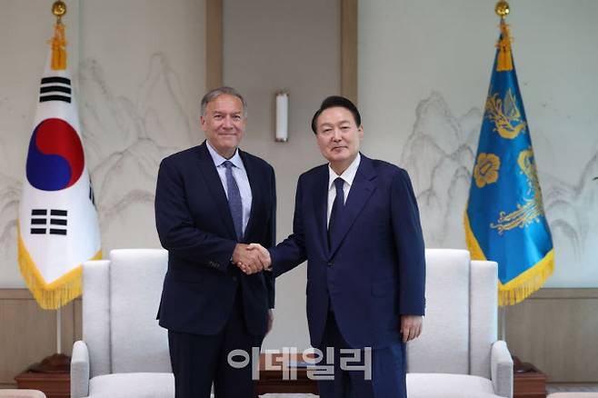 (왼쪽부터)폼페이오 전 국무장관과 윤석열 대통령이 악수하고 있다.(사진=대통령실)