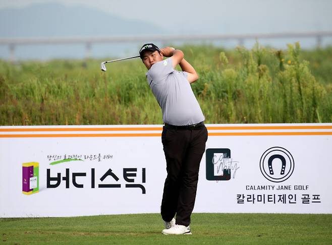 김찬우가 12일 열린 KPGA 코리안투어 우성종합건설 오픈 2라운드에서 티 샷을 하고 있다.(사진=KPGA 제공)