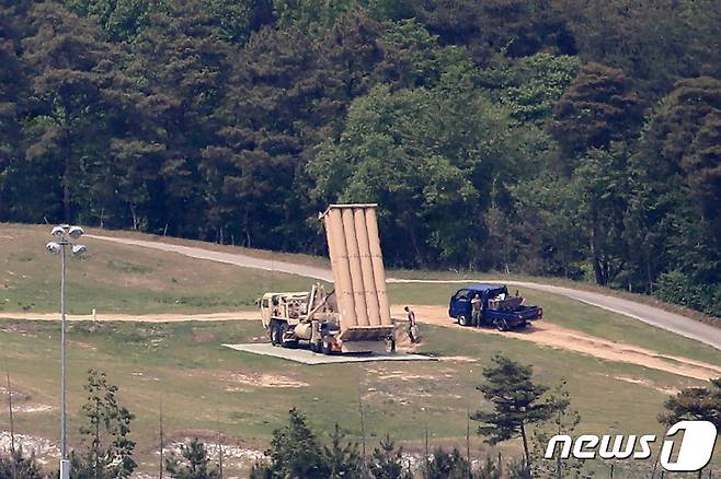 사드 기지에서 주한미군 관계자로 보이는 이들이 발사대를 점검하는 모습. 2021.5.14/뉴스1 ⓒ News1 공정식 기자