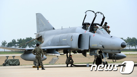 F-4E 전투기 정비사들이 점검을 하고 있다.  /뉴스1