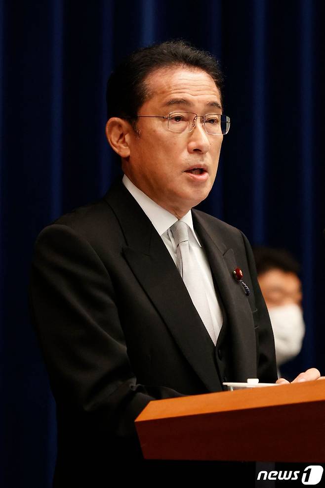 기시다 후미오 일본 총리가 10일 (현지시간) 도쿄 총리 관저에서 개각 발표 후 기자회견을 갖고 방위력의 근본적 강화와 새로운 자본주의 실현에 전력을 다 할 것이라고 밝히고 있다. ⓒ AFP=뉴스1 ⓒ News1 우동명 기자