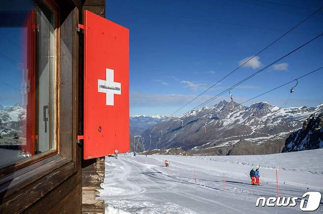 (서울=뉴스1) 이서영 기자 = 스위스 산악 고갯길을 수세기 동안 덮고 있던 두꺼운 얼음층이 몇 주 안에 완전히 녹아버릴 것이라는 전망이 나왔다. ⓒ AFP=뉴스1 ⓒ News1 이서영 기자