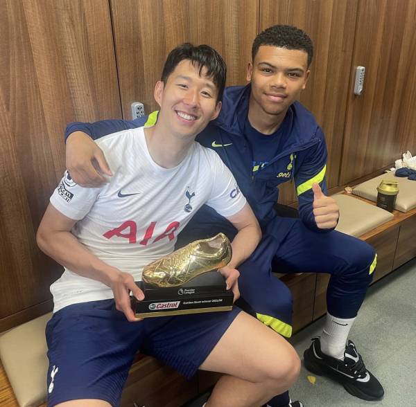 지난 시즌에 함께 사진을 촬영한 손흥민과 데인 스칼렛. 사진｜데인 스칼렛 개인 SNS