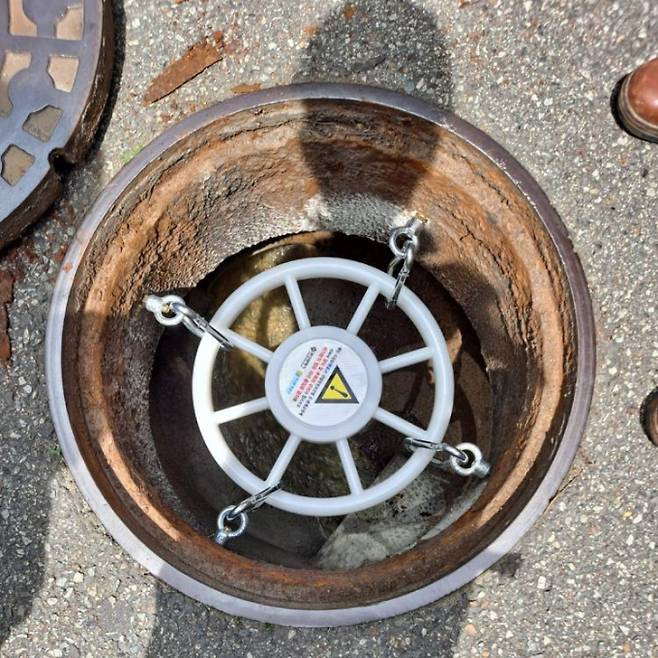 사진제공: 서울시(맨홀뚜껑 구조물 설치 사례)