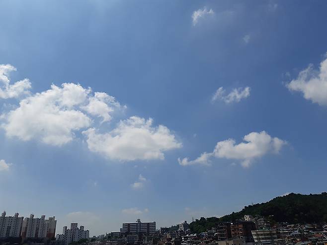 ©bntnews 오랜만에 비가 그치고 서울은 구름사이로 파란하늘이 보인다.