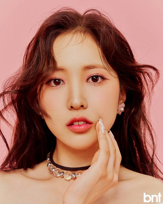 네크리스는 센티멍, 이어링은 젤라시 제품.