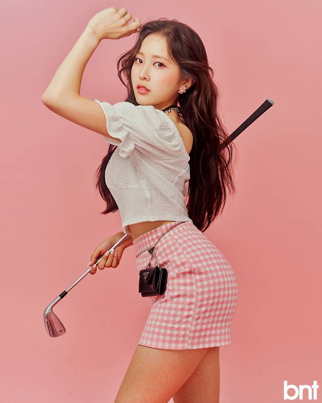 네크리스는 센티멍, 이어링은 젤라시 제품.